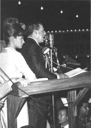 João Goulart, con Maria Tereza ao seu carón, no histórico discurso do 13 de marzo de 1964 na Estação Central do Brasil, ante 150 mil persoas