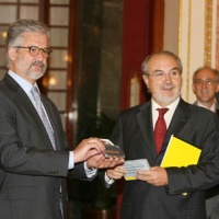 O ministro de Economía, Pedro Solbes, fai entrega do proxecto de lei ao presidente do Congreso dos Deputados español, Manuel Marín, este martes