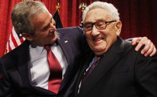 O ex secretario de Estado Henry Kissinger, na foto con Bush, deu o seu prace á designación de Clinton