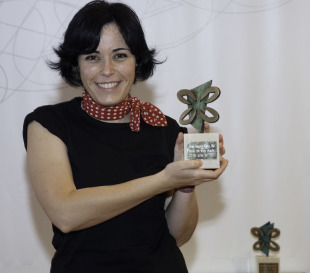 Iolanda Zúñiga (Vigo, 1975) publicou anteriormente o libro de relatos "Vidas pos-it" e o poemario "Amor amén"