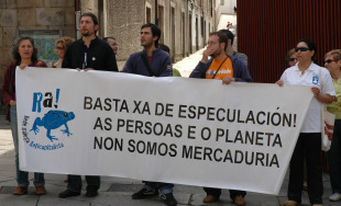 Un cento de persoas asistiron á concentración, convocada polo Foro Galego de Inmigración