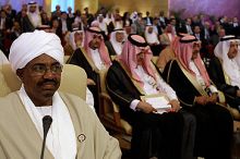 Os líderes árabes amparan o Al Bashir, na imaxe
