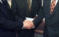 Apertón de mans entre Blair e Ahern, que simboliza o acordo