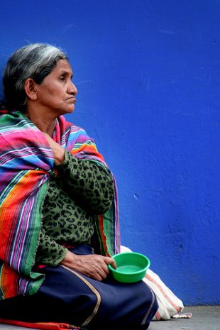 Unha muller pide en Guatemala. Flickr: Iván Castro