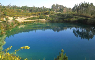Unha das lagoas da canteira coas augas afectadas polo amoreamento do refugallo contaminante