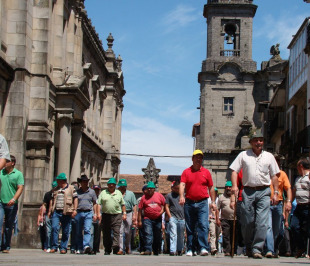 Os produtores mesturáronse nas rúas de Compostela cos turistas propios destas datas / SLG