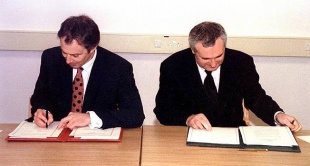 Tony Blair e Bertie Ahern asinan o acordo, o 10 de abril de 1998 en Stormont