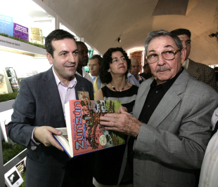Luís Bará (esquerda), con Raúl Castro na inauguración da Feira. En segundo termo, Ánxela Bugallo / Nacho Vázquez