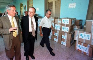 Fraga e o ex conselleiro de Sanidade Hernández Cochón en Cuba (1-11-1998)