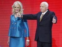 John McCain, acompañado pola súa muller, Cindy