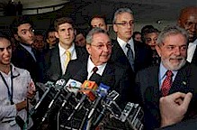 Raúl Castro e Lula da Silva atenden os xornalistas