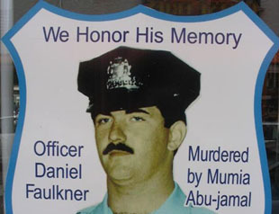 Na comisaria de Filadelfia hai unha placa que honra o policía asasinado en 1981