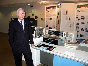 Ríos posa coa unidade central do IBM 1130, nunha exposición no Cesga en 2002