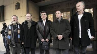 Os cinco acusados diante da Audiencia Nacional