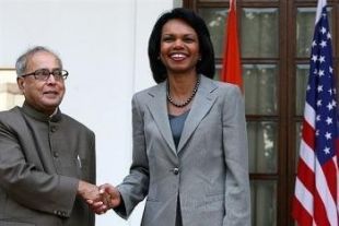 Condoleezza Rice, co primeiro ministro indio, Manmohan Singh (arriba) e co seu homólogo, o de Exteriores, Pranab Mukherjee, esta fin de semana en Nova Deli