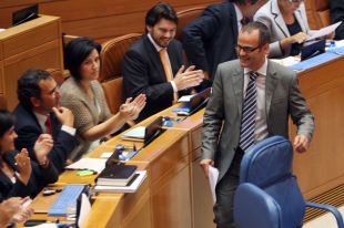 Os deputados do PPdeG aplauden a intervención de Xesús Vázquez