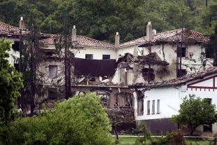 A casa cuartel tras a explosión da bomba