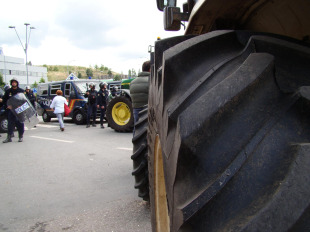 Os antidisturbios non deixaron saír aos tractores do Mercado de Amio / Imaxe: SLG