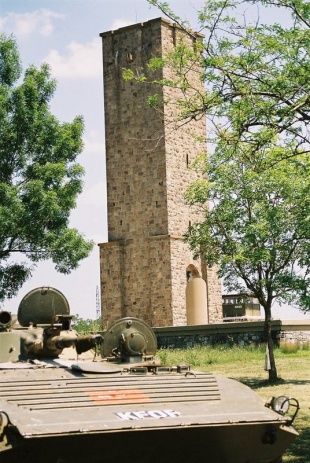 Unha tanqueta da KFOR fronte ao monumento no lugar de 'Kosovo poljie'
