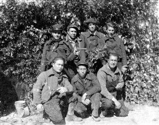 Canteiros de Terra de Montes do Batallón Ferrer, o 2º de pé comezando pola esquerda, é Rogelio Arca