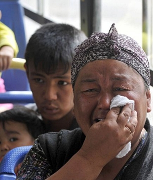 Unha muller de etnia usbeca chora no interior do autobús que a leva fóra de Osh (sur do país)