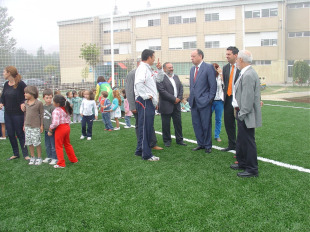 Permitiu acometer obras como o acondicionamento dun campo de futbol escolar (Na foto, concello de Moaña)