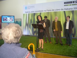 Ánxela Bugallo, na presentación, acompañada de Anxo Quintana, Neira Vilas e Luis Bará. En primeiro plano, Anisia Miranda