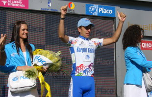 Serafín Martínez celebra a súa vitoria na montaña