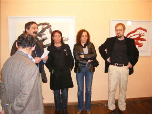 Baldo Ramos, primeiro pola dereita, na inauguración dunha das súas exposicións