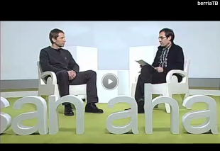 Á esquerda, Rufi Etxeberria, entrevistado por Pello Urzelai en BerriaTv