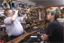 Unha tenda de armas, en Virxinia (EUA) / Foto: NYT