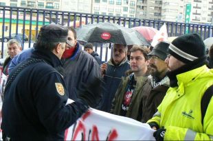 A Policía ameazou con cargar contra os traballadores de Termavi, na manifestación desta cuarta feira / Foto: CIG