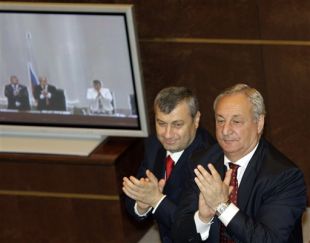 Os líderes de Abkhazia (dereita) e Osetia do Sur aplauden a decisión dos deputados rusos