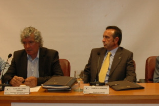 Darío Piñeiro (segundo pola esquerda), do PSdeG, comprometérase a deixar a alcaldía a TEGA ao pasar dous anos