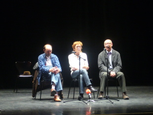 Ernesto Chao, X.M. Olveira e Rosa Álvarez, presentaron a obra este martes no Salón Teatro