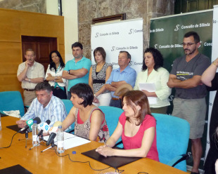 A alcaldesa de Silleda, Paula Fernández (PSdeG) anunciando que aparta do goberno a Xerardo Lázara