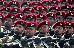 Desfile de soldados do Exército de Sri Lanka