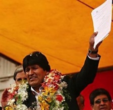 Evo Morales, co texto da lei na man, este mércores