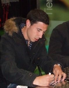 Roberto Lago asinando un autógrafo a unha seareira