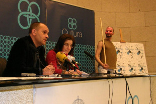 Antón Bao e Paloma Lugilde presentaron o programa no Pazo de San Marcos mentres o actor Alberte Cabarcos facía unha representación
