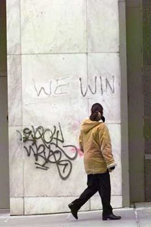 "Gañamos", graffiti nunha parede de Seattle o 2 de Nadal de 1999