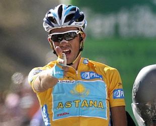 Contador entrando na segunda meta en alto desta 'Vuelta', Fuentes de Invierno