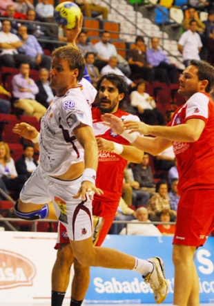 Pablo Macías, á dereita da imaxe, durante un partido da liga Asobal