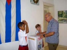 Os 'pioneros' custodian as urnas