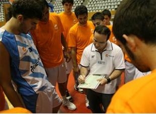 Diego Ocampo, dándolles instrucións aos xogadores