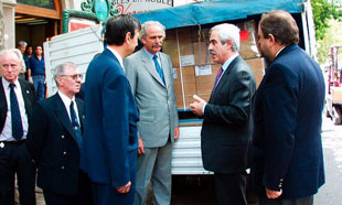 Aurelio Miras e Castelao Bragaña en 2002 entregando menciñas en Bos Aires