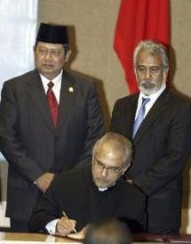 O presidente de Timor Leste asina baixo a mirada do de Indonesia e do primeiro ministro timorés, Xanana Gusmão