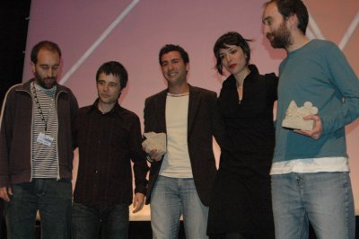 Nos estremos, Joaquín e Lautaro Mateo Morales e no centro, Jorge Pelicano, cos directores do festival, Anxo Sánchez e Sara García