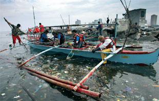 Activistas recollen lixo no mar / Foto: Greenpeace/G.Newman