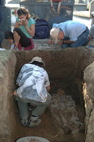 O equipo percorreu algunha das exhumacións de cadáveres realizadas no país nos últimos meses
